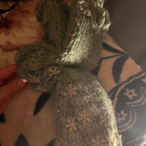 Chunky Knit Green Lemon Collection slippers Snowflake Pattern - Picture 1 of 4